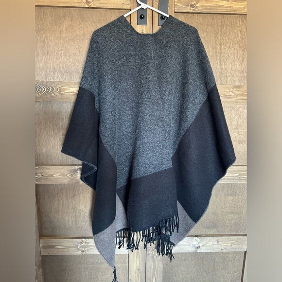 Max Studio woman’s poncho - Picture 3 of 4